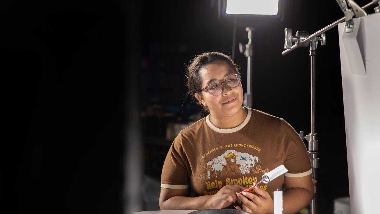  Alexis Castillo assisting with tabletop experiments for the 2024 Fire Dynamics Boot Camp